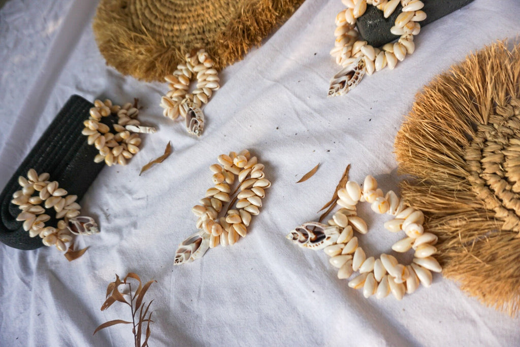 SET OF 4 Beach shells napkin ring | Coral Nautical napkin ring | Cowrie sea shell napkin ring | tropical wedding rustic napkin ring