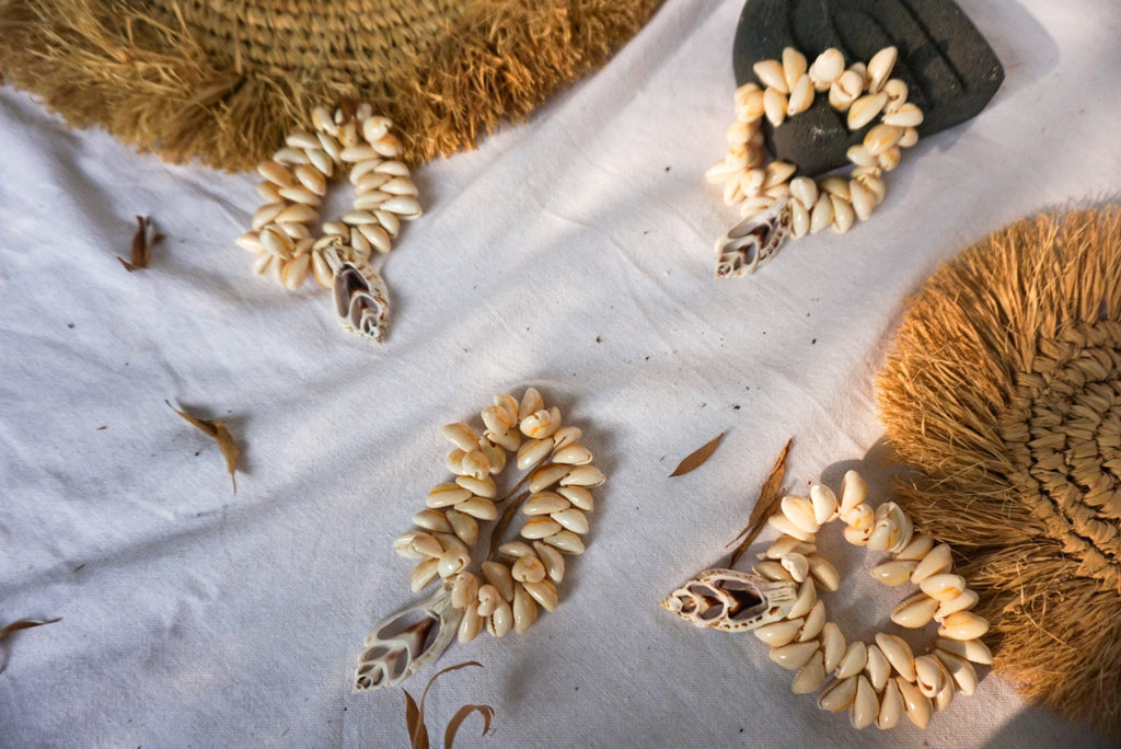 SET OF 4 Beach shells napkin ring | Coral Nautical napkin ring | Cowrie sea shell napkin ring | tropical wedding rustic napkin ring