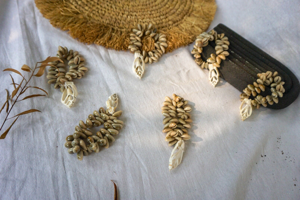 SET OF 4 Beach shells napkin ring | Coral Nautical napkin ring | Cowrie sea shell napkin ring | tropical wedding rustic napkin ring