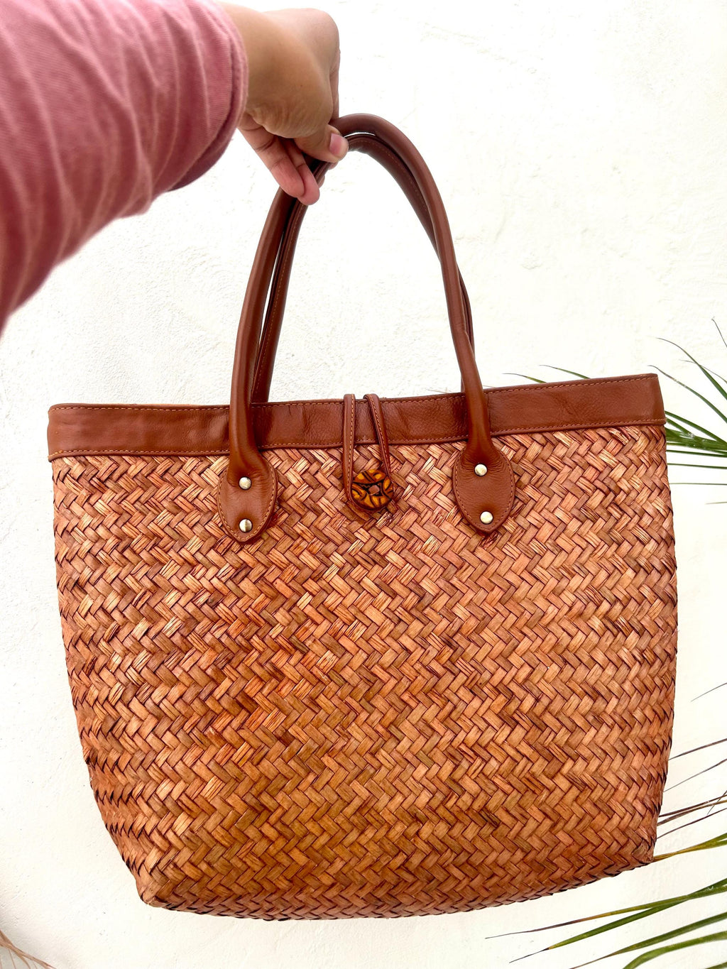 Natural Straw Bag with Sleek Leather Handle