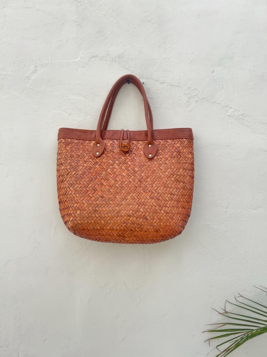 Natural Straw Bag with Sleek Leather Handle