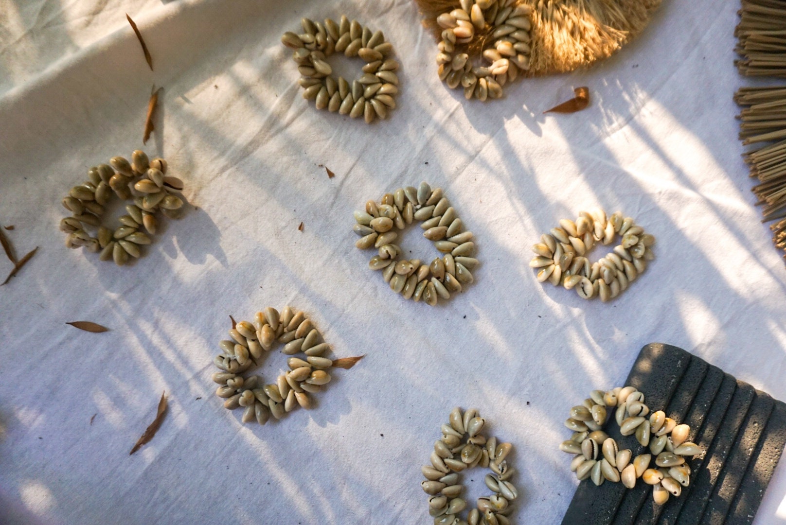 SET OF 4 Beach shells napkin ring | Coral Nautical napkin ring | Natural Cowrie shell napkin ring | tropical wedding napkin ring