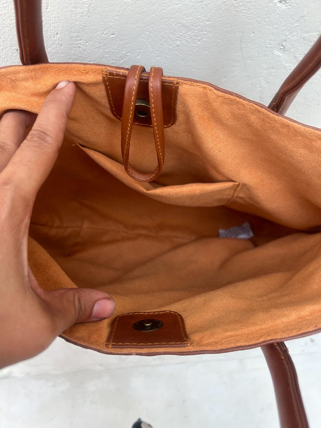 Natural Straw Bag with Sleek Leather Handle