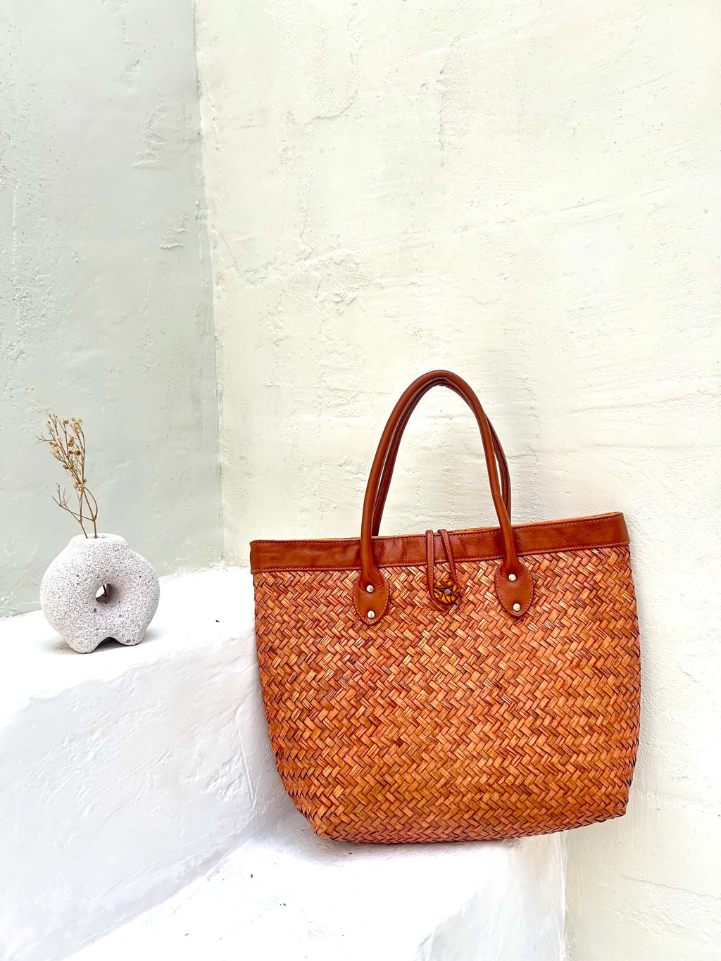 Natural Straw Bag with Sleek Leather Handle