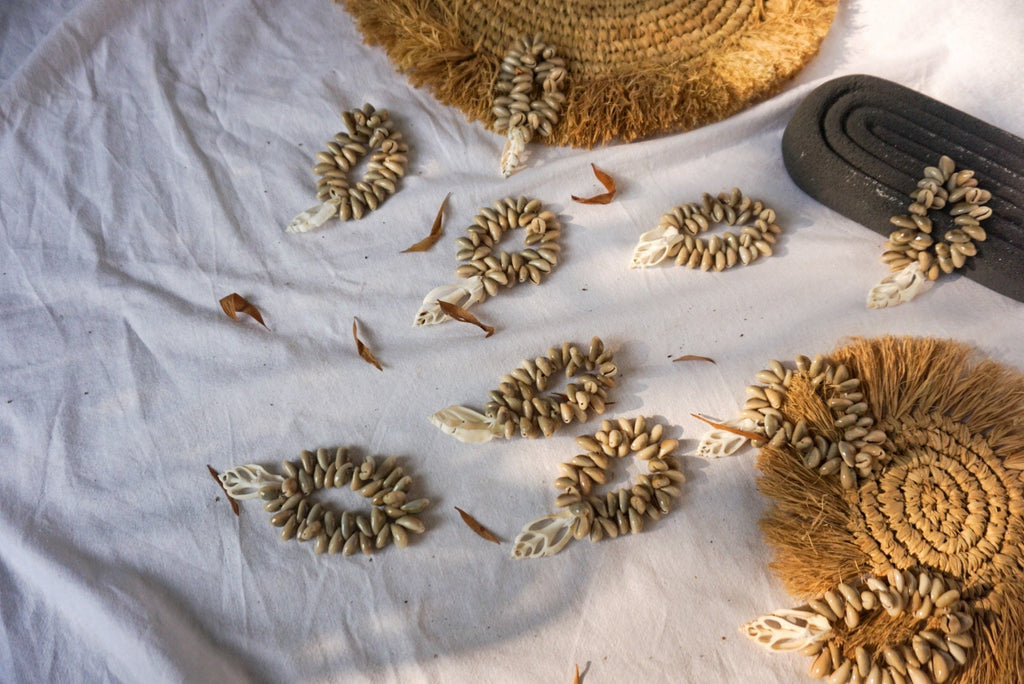 SET OF 4 Beach shells napkin ring | Coral Nautical napkin ring | Cowrie sea shell napkin ring | tropical wedding rustic napkin ring