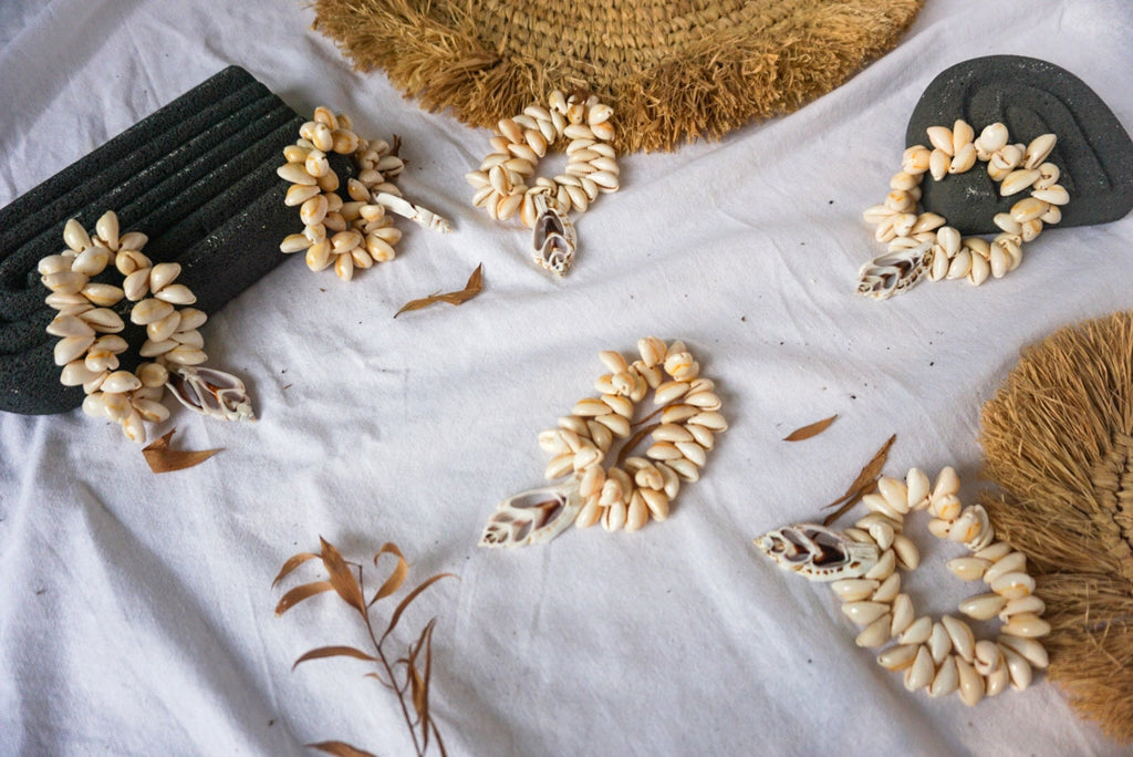 SET OF 4 Beach shells napkin ring | Coral Nautical napkin ring | Cowrie sea shell napkin ring | tropical wedding rustic napkin ring